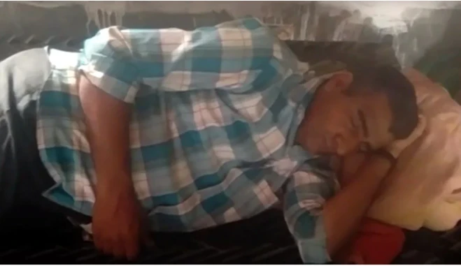 Yılın 300 günü uyuyor! Ailesi o uyurken yıkayıp yemek yediriyor